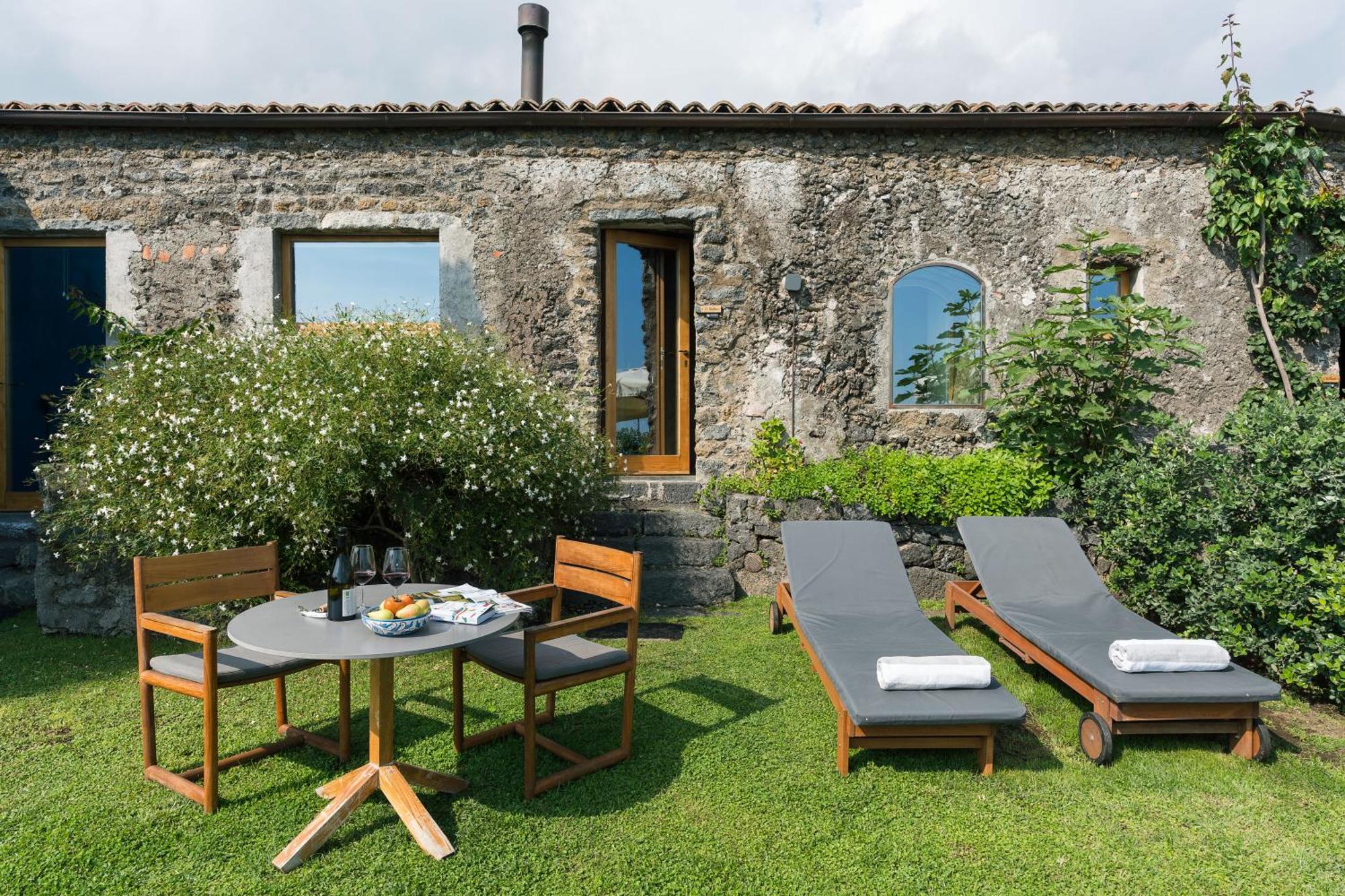 Monaci Delle Terre Nere Hotel Дзаферана Етнеа Екстериор снимка