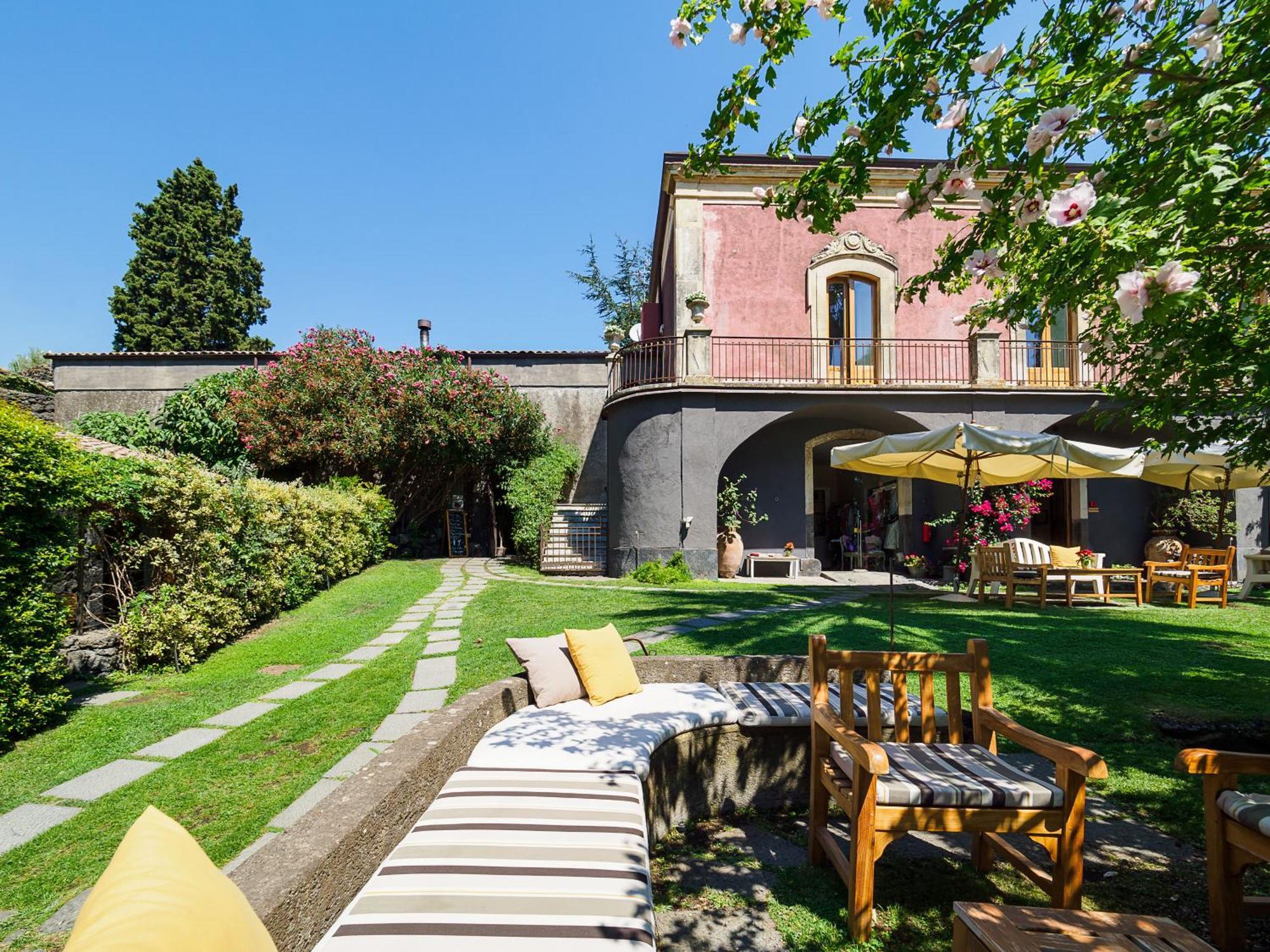 Monaci Delle Terre Nere Hotel Дзаферана Етнеа Екстериор снимка